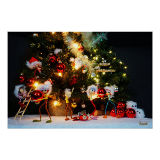 Fubby in Kerst sfeer die de boom optuigen. Perfect Poster