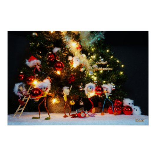 Fubby in Kerst sfeer die de boom optuigen. Perfect Poster (Voorkant)