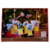 Fubby Kerstkoor met humoristisch detail. Groot Cadeauzakje (Voorkant)