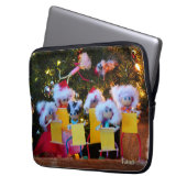 Fubby Kerstkoor met humoristisch detail. Laptop Sleeve (Voorkant Links)