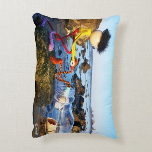 Fubby met flessenpost aan de kust. accent kussen (Achterkant (Verticaal))
