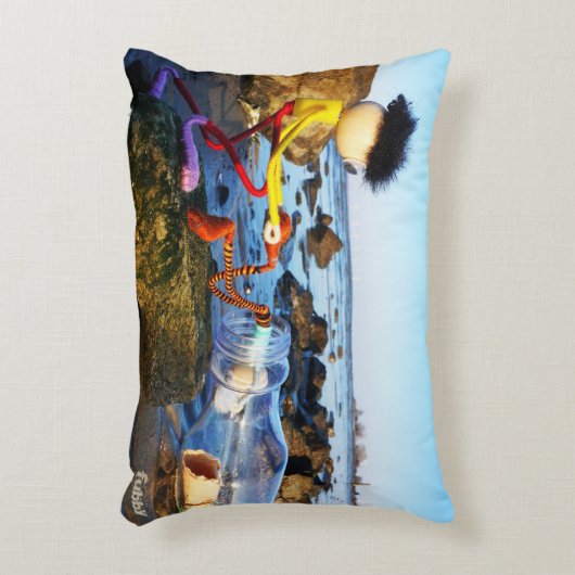 Fubby met flessenpost aan de kust. accent kussen (Voorkant(Verticaal))