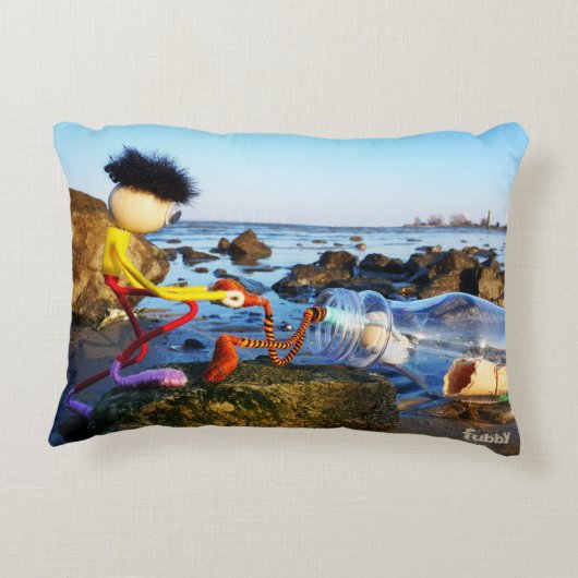 Fubby met flessenpost aan de kust. accent kussen (Achterkant)