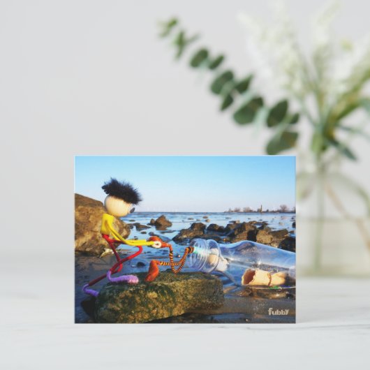 Fubby met flessenpost aan de kust. briefkaart (Staand voorkant)