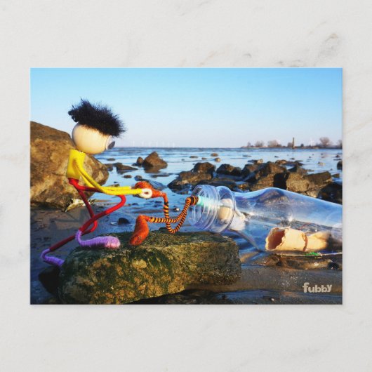 Fubby met flessenpost aan de kust. briefkaart (Voorkant)