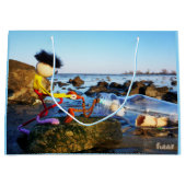 Fubby met flessenpost aan de kust. groot cadeauzakje (Voorkant)