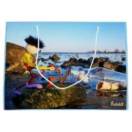 Fubby met flessenpost aan de kust. groot cadeauzakje