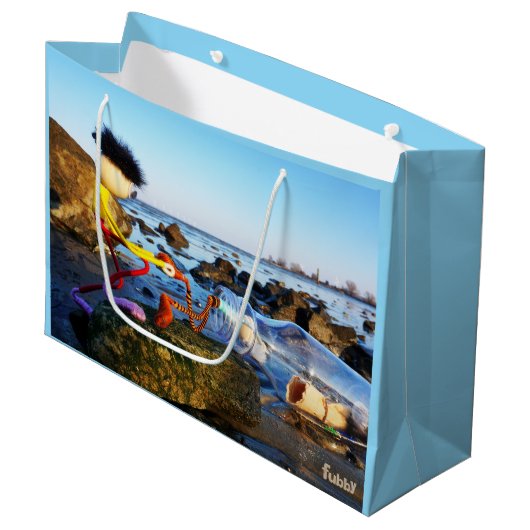 Fubby met flessenpost aan de kust. groot cadeauzakje (Voorkant Gekanteld)