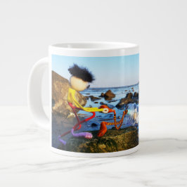 Fubby met flessenpost aan de kust. grote koffiekop