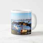 Fubby met flessenpost aan de kust. grote koffiekop (Voorkant rechts)