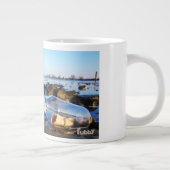 Fubby met flessenpost aan de kust. grote koffiekop (Rechts)