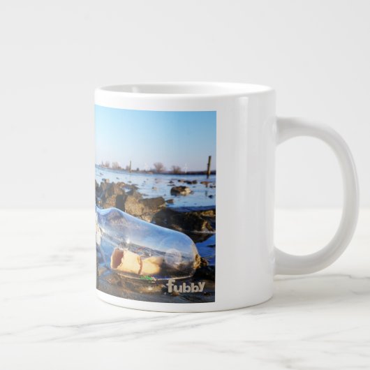 Fubby met flessenpost aan de kust. grote koffiekop (Rechts)