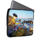 Fubby met flessenpost aan de kust. laptop sleeve (Voorkant Rechts)
