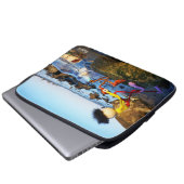 Fubby met flessenpost aan de kust. laptop sleeve (Voorkant onderkant)