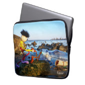 Fubby met flessenpost aan de kust. laptop sleeve (Voorkant Links)