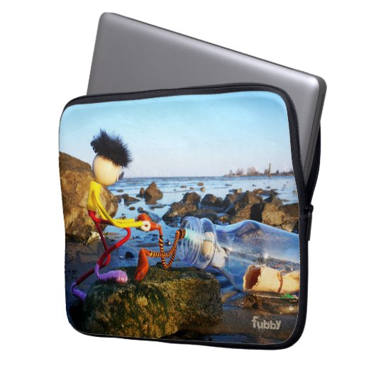 Fubby met flessenpost aan de kust. laptop sleeve (Voorkant Links)