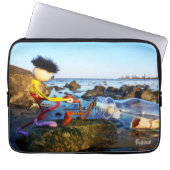 Fubby met flessenpost aan de kust. laptop sleeve (Voorkant)