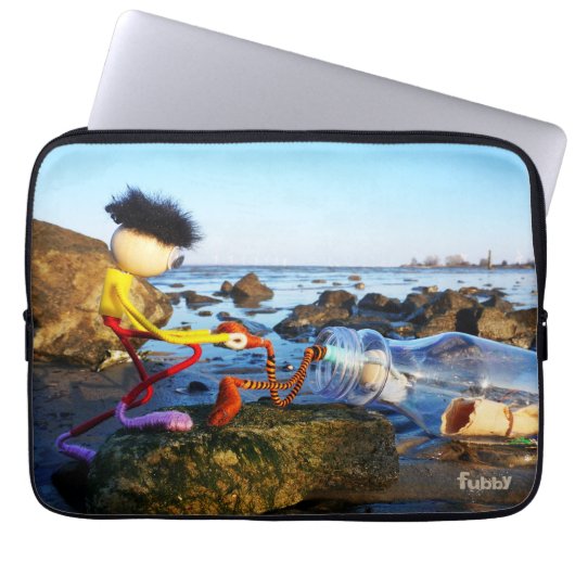 Fubby met flessenpost aan de kust. laptop sleeve (Voorkant)
