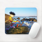 Fubby met flessenpost aan de kust. muismat (Met muis)