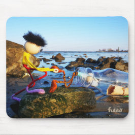 Fubby met flessenpost aan de kust. muismat