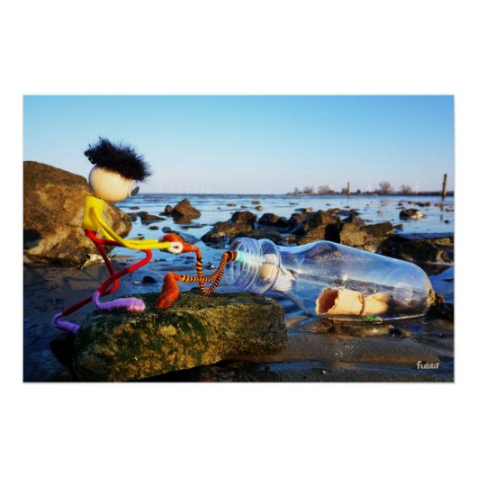 Fubby met flessenpost aan de kust. perfect poster (Voorkant)