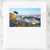 Fubby met flessenpost aan de kust. rechthoekige sticker (Tas)