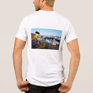 Fubby met flessenpost aan de kust. Tri-Blend shirt