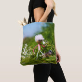 Fubby met Vlinder in een zomers landschap. Tote Bag (Dichtbij)