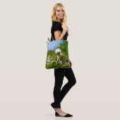 Fubby met Vlinder in een zomers landschap. Tote Bag (Op model)