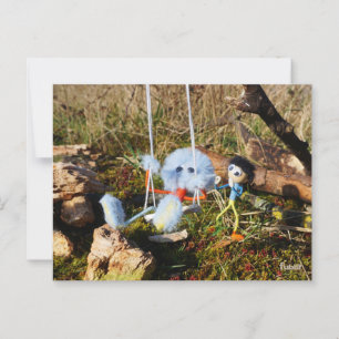 Fubby monster op de schommel. briefkaart