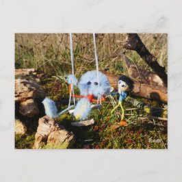 Fubby monster op de schommel. briefkaart