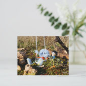 Fubby monster op de schommel. briefkaart (Staand voorkant)