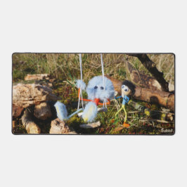 Fubby monster op de schommel. bureaumat