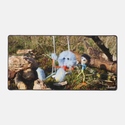 Fubby monster op de schommel. bureaumat (Voorkant)