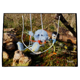 Fubby monster op de schommel. groot cadeauzakje