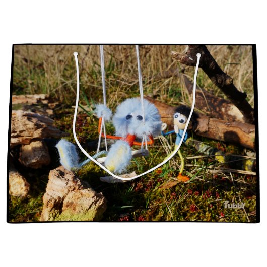 Fubby monster op de schommel. groot cadeauzakje (Voorkant)