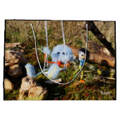 Fubby monster op de schommel. groot cadeauzakje (Achterkant)