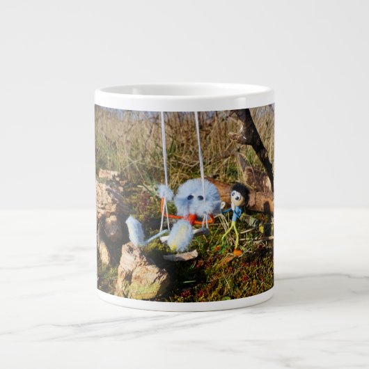 Fubby monster op de schommel. grote koffiekop (Voorkant)