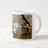 Fubby monster op de schommel. grote koffiekop (Voorkant rechts)