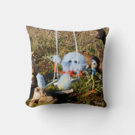 Fubby monster op de schommel. kussen