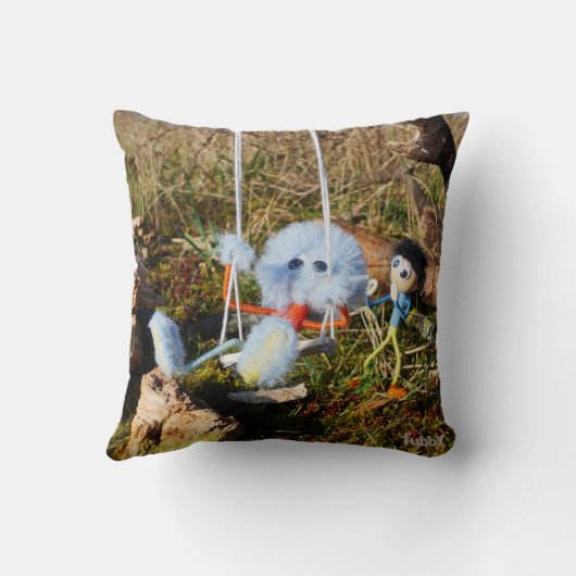 Fubby monster op de schommel. kussen (Achterkant)