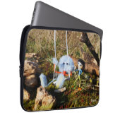 Fubby monster op de schommel. laptop sleeve (Voorkant Rechts)