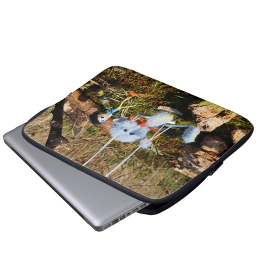 Fubby monster op de schommel. laptop sleeve (Voorkant onderkant)