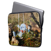 Fubby monster op de schommel. laptop sleeve (Voorkant Links)