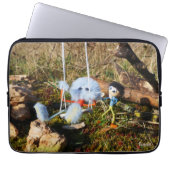 Fubby monster op de schommel. laptop sleeve (Voorkant)