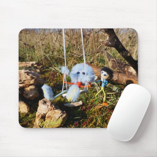 Fubby monster op de schommel. muismat (Met muis)