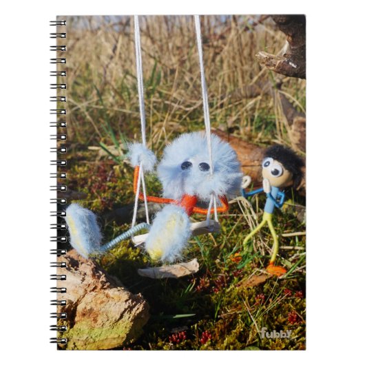 Fubby monster op de schommel. notitieboek (Voorkant)