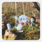 Fubby monster op de schommel. vierkante sticker (Voorkant)