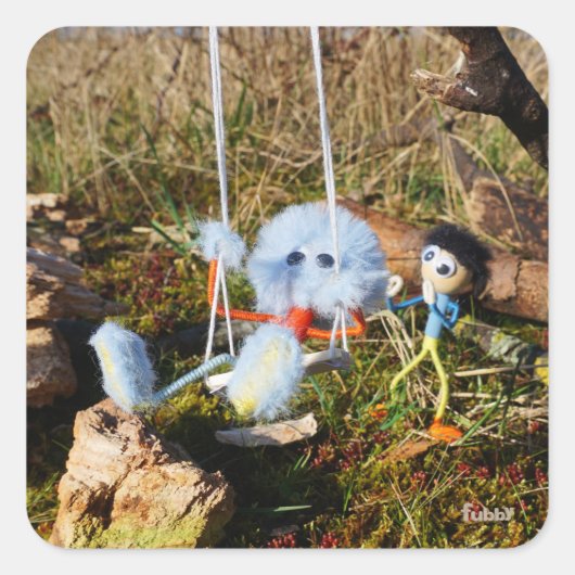 Fubby monster op de schommel. vierkante sticker (Voorkant)