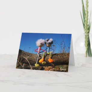 Fubby paartje dat samen op een boomstam zit. bedankkaart